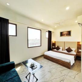 HOTEL KAILASH REGENCY - Luxury Rooms Near Railway Station and Bus Terminal Ludhiana，位于卢迪亚纳的酒店