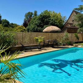 Auberge du Relais d'Auniac - Hôtel Bar Restaurant Bistronomique Piscine,位于昂格拉尔诺扎克的酒店
