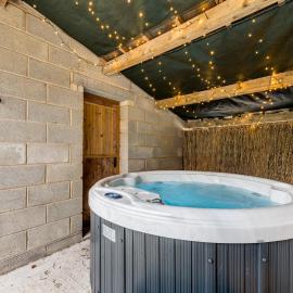 Central Malham Wellbeing Escape, 1-bed cottage with yoga studio & new superfast WiFi，位于马勒姆的酒店