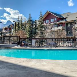 Evergreen Escape - 2 Bedroom Condo with Pool & Hot Tub