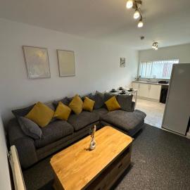 Spacious 2-Bed Apartment with Open Lounge Free Parking & Sleeps 4，位于温斯伯里的酒店