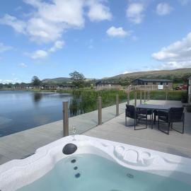 Luxurious and Peaceful Lakeside House, Clitheroe，位于克利夫罗的酒店