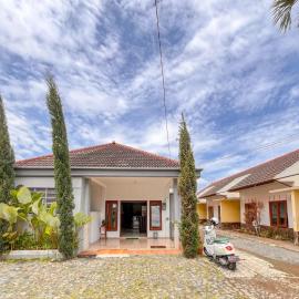 RedDoorz at Penginapan Garuda Batu，位于Punten的酒店