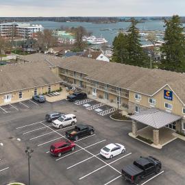 Comfort Inn & Suites Thousand Islands Harbour District，位于加纳诺克的酒店