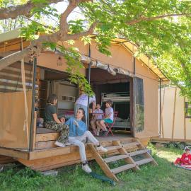 Camping Onlycamp Les Vailhés，位于洛代夫的酒店
