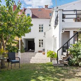 Lovely appartment in charming town house，位于阿森斯的酒店