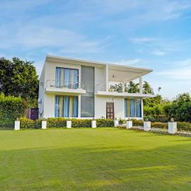 Alaya Stays Tranquil Meadows 5 BHK Farmhouse with Private Pool Gazebo and Lush Garden，位于马尼萨的酒店