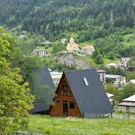 A-frame Wonder Mountain Chalet，位于梅斯蒂亚的酒店