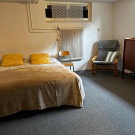 Simrishamn, Österlen - privat boende med egen ingång，位于锡姆里斯港的酒店
