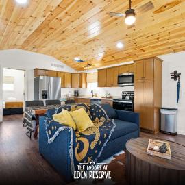 The Lodges at Eden Reserve - Pet Friendly Cabins Near Ark，位于威廉斯敦的酒店