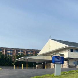 Baymont by Wyndham Petoskey，位于佩托斯基的酒店