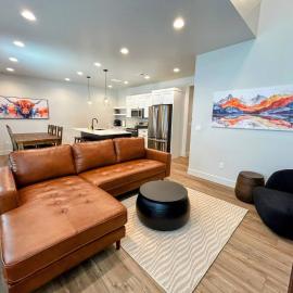 Alpine Escape Luxury Retreat, Hot Tub, Walkable, Mountain Views, 3 King Beds，位于德里格斯的酒店