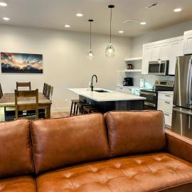 Peaks & Pines Modern Gem, 2 Kings, Bunks, Hot Tub, Walkable, Kid's Cove，位于德里格斯的酒店