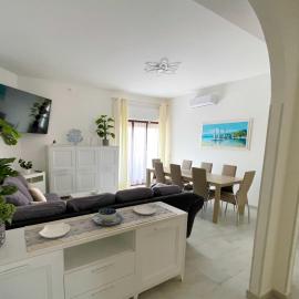 SEA PEARL Boutique Apartment - Bright and spacious, with modern Mediterranean décor, just 100 meters from the Lavinio seafront，位于安齐奥的酒店
