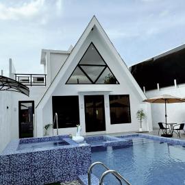 The Prism Cabin - Private Resort in North Caloocan Philippines，位于Camarin的酒店