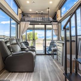 Tiny Home Lodge near Zion and Bryce National Parks Hot Tub Coyote Moon，位于Apple Valley的酒店