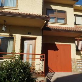 Chalet Avenida El Barraco Avila，位于厄尔巴拉克的酒店