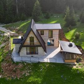 Vila Suvo vrelo sa unutrašnjim bazenom i saunom Jahorina，位于亚霍里纳的酒店