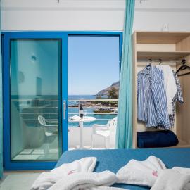 Finikas Resort Sfakia - Seaside Rooms，位于鲁特罗的酒店