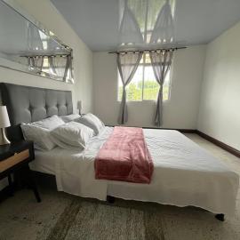 ACOGEDOR APARTAMENTO DISPONIBLE eN CALARCA QUINDIO EXCELENTE UBICACION EN CONJUNTO CERRADO 2 HABITACIONES PARKING BIEN EQUIPADO，位于卡拉尔卡的酒店
