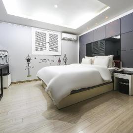 Zenith Hotel，位于九里市的酒店