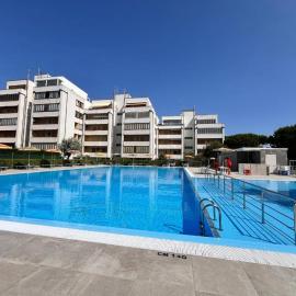 Complesso Mosaico NON FORNISCE BIANCHERIA DA LETTO,NON FORNISCE ASCIUGAMANI NON FORNISCE PRODOTTI IN GENERE, appartamenti arredati come da foto, Per il Check in Agenzia Ferro Viale Francesco Petrarca 391 lido Adriano Ra，位于丽都阿德里亚诺的酒店