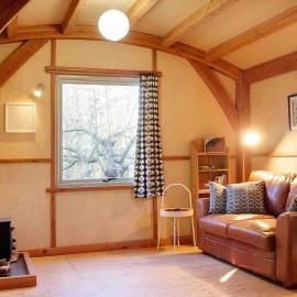 Daisy-a romantic logcabin hiding amongst the trees，位于Stoke Canon的酒店