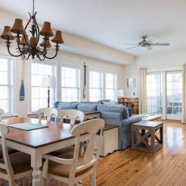 Steps from the Beach - Spacious Condo with Amenities，位于斩魔山的酒店