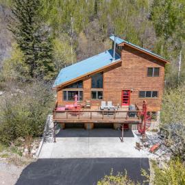 Secluded Mtn home by Purg, Hot Tub, Views! Pets ok，位于杜兰戈的酒店