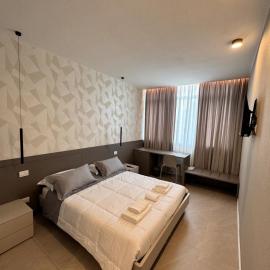 Royal Company Rooms，位于格拉索比奥的酒店