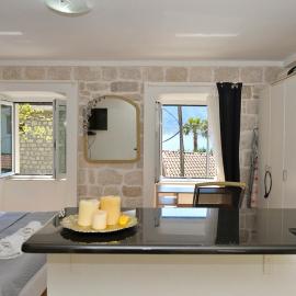 Stone Retreat - 1 min to the Sea，位于Trstenik的酒店