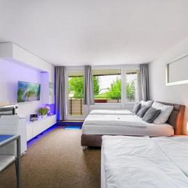 Blue Wellness Pools Saunas Appartement with Alpine view Balcony，位于圣恩吉玛的酒店