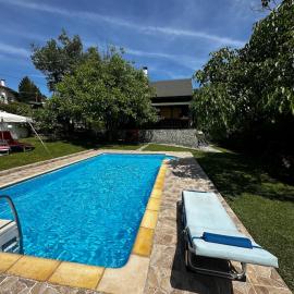 Wooden cottage with private pool near to sea，位于多西亚的酒店