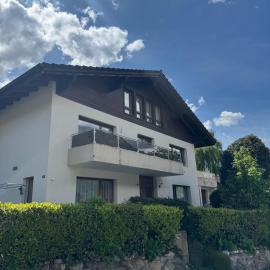 Large vacation home with mountain views，位于Quarten的酒店