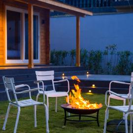 Esh Cottages 2BHK with Garden and Hilltop Jacuzzi，位于Palāhu的酒店