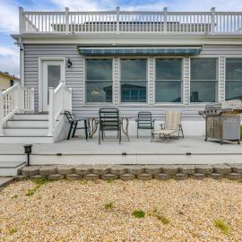 Waterfront Gem w/ Dock: 3 Mi to Fenwick Island Fun，位于塞尔比维尔的酒店