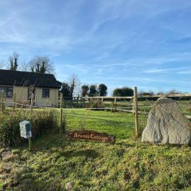 Tranquil rural cottage，位于Killashandra的酒店