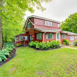 Adirondack Escape w/ River Access: Fish & Swim，位于North Bangor的酒店