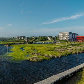 The Cove - 3-Bedroom, 3-Bathroom Penthouse Suite at REAL Watersports，位于Waves的酒店