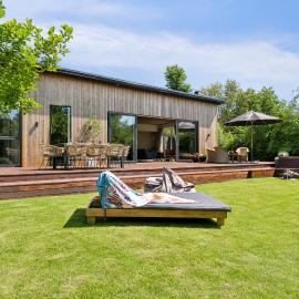 Stunning Danish Cottage with Nordic Charm，位于瓦伊比的酒店