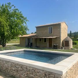 Le Petit Cabanon Provençal，位于曼讷的酒店