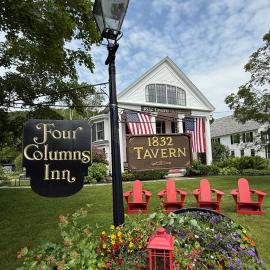 The Four Columns Inn & 1832 Tavern,位于Newfane的酒店