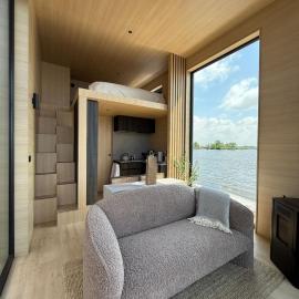 Modern Stay Tiny Houseboat to visit Amsterdam，位于蒙尼肯丹的酒店