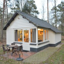 Completely detached bungalow in a nature-filled park by a large fen，位于斯特兰普罗伊的酒店