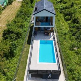 Villa Alisa - Luxury Riverside Escape，位于比哈奇的酒店