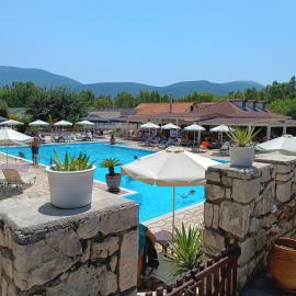 Camping Karavomilos，位于萨米的酒店