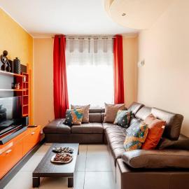 Stay in style - vibrant condo in San Giovanni Lupatoto，位于圣焦万尼卢帕托托的酒店