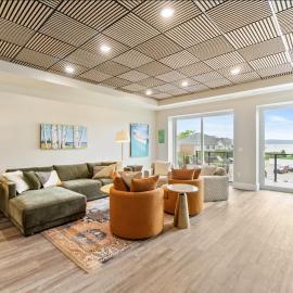 Heart of Boyne Loft 45' Slip Walk to Beach，位于博因城的酒店