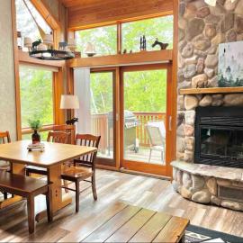 Charming Lutsen Mountain Townhome with Pool Access，位于卢森的酒店