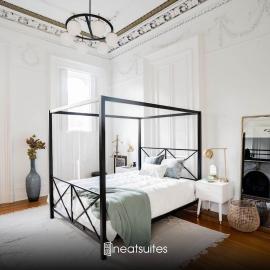 Walk to Stadiums & Downtown, Jet Tub, Historic Apt，位于卡温顿的酒店
